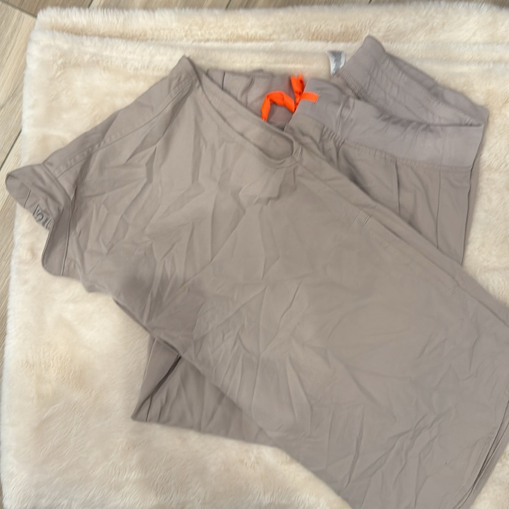 Figs Uniform! Large Tops and XL Bottoms - Picture 3 of 3